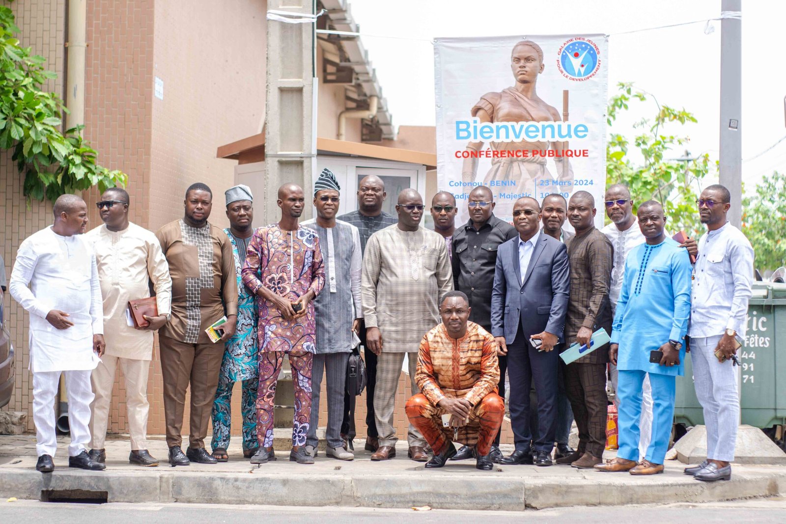 Photo de famille prise à la fin de la conférence publique de ce 23 mars 2024